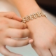 دستبند جواهری برای عروس خانم ها | فروشگاه بدلیجات کلاسیک
